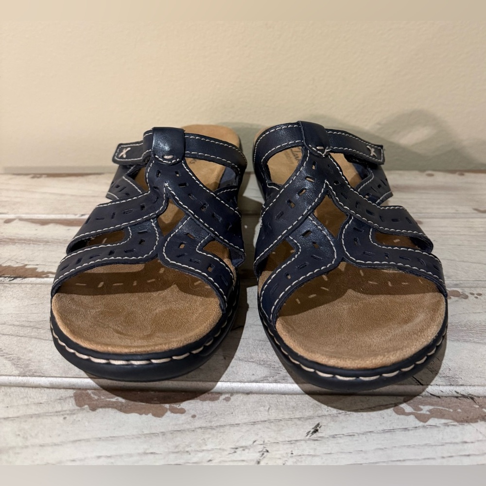 Clarks Brown Leather Laser Cut Comfort Sandals Size 9.5 EUC Walking Fashion - Picture 5 of 7